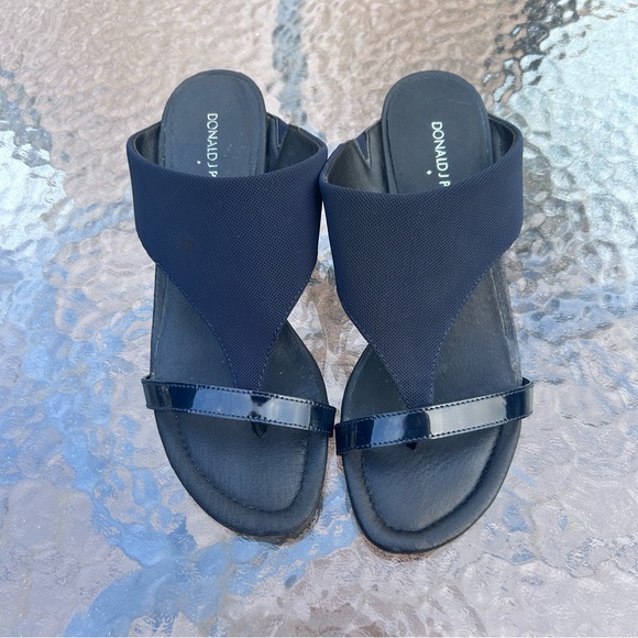 Donald J Pliner Women’s Size 7 Leather Low Heeled Sandals Navy Blue Maara